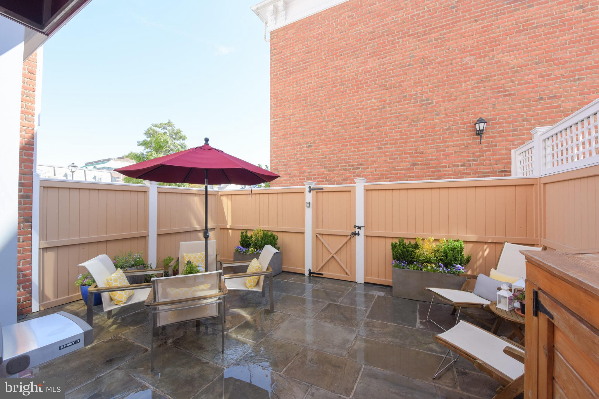 QUEENS ROW - Residential