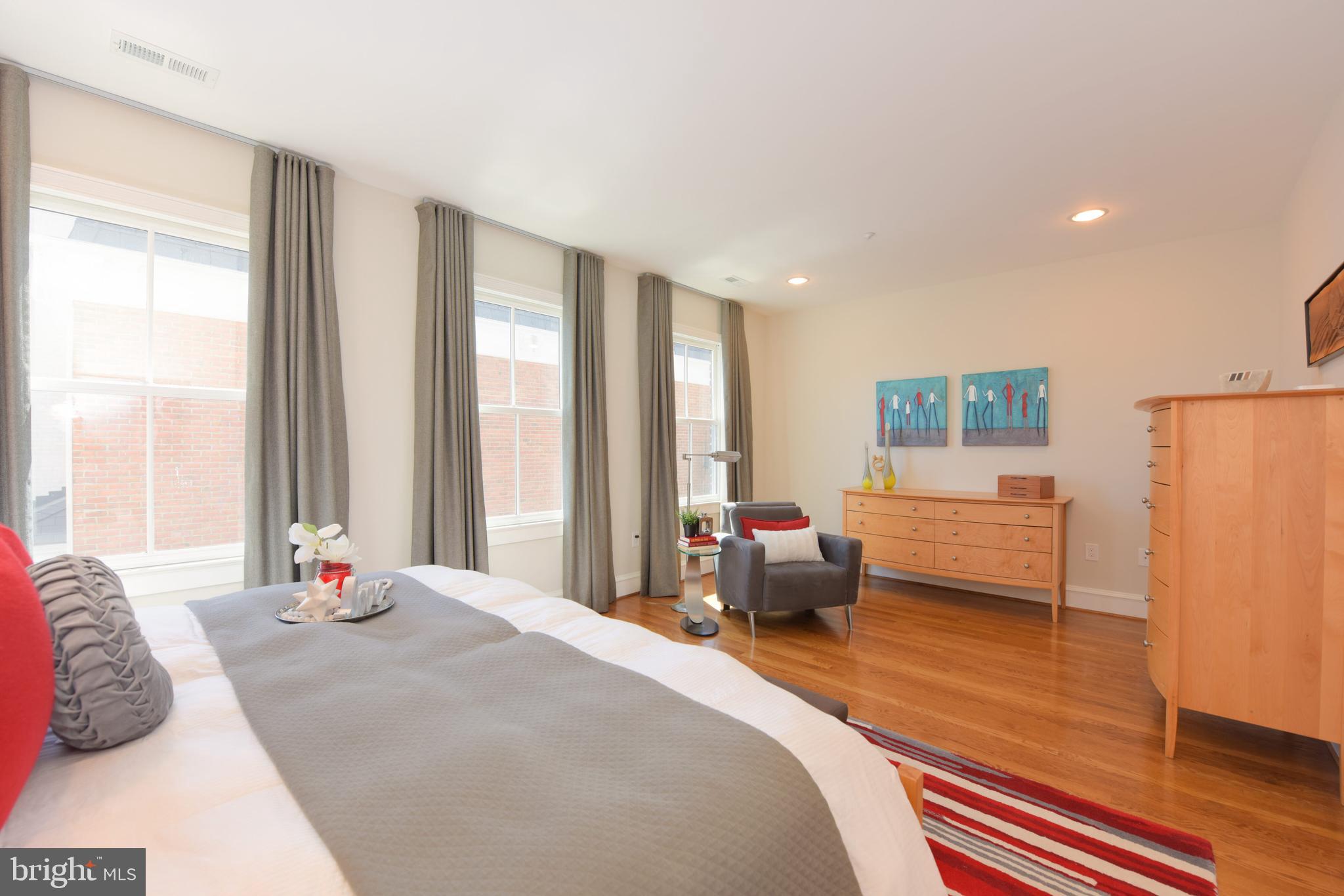 QUEENS ROW - Residential