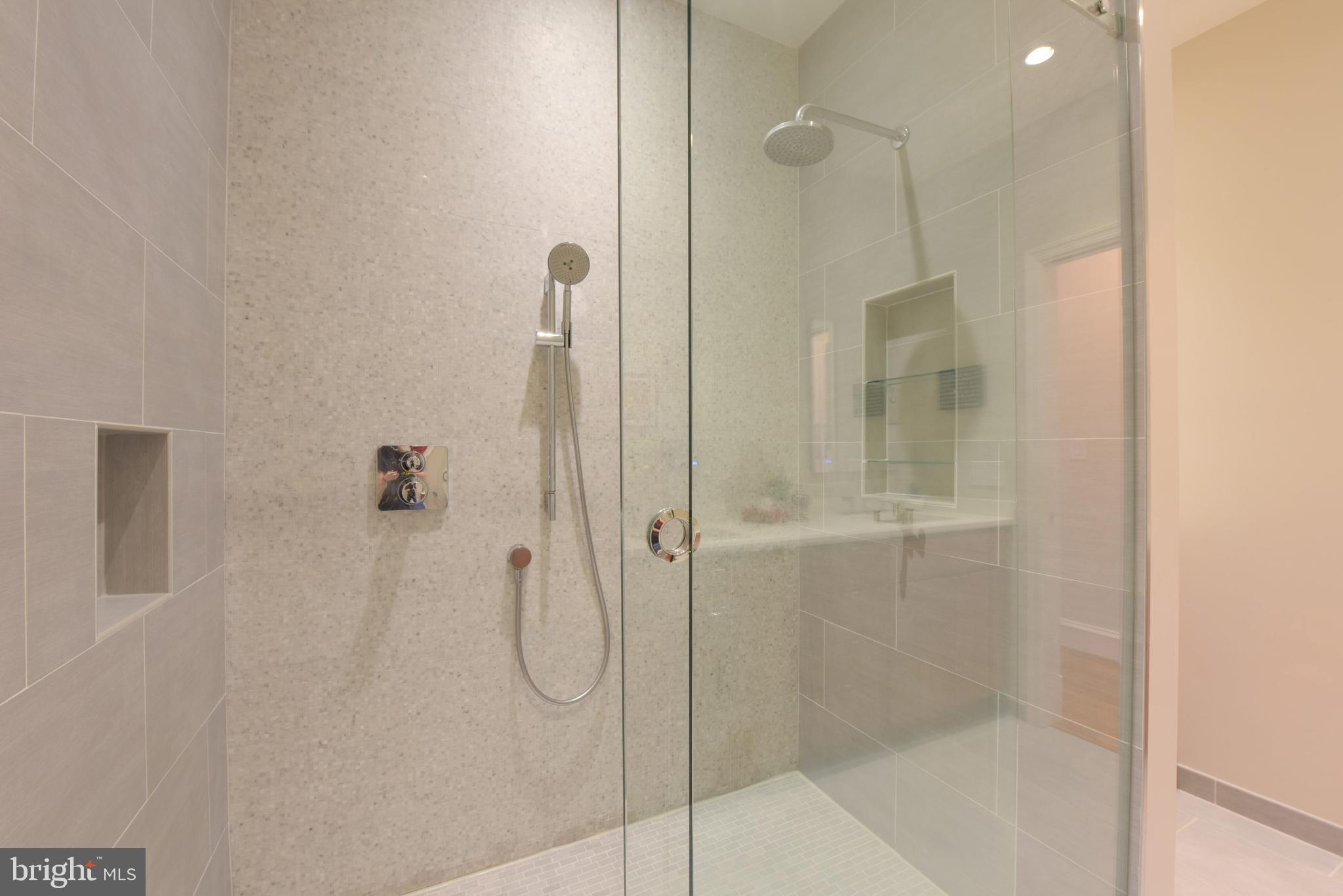 QUEENS ROW - Residential