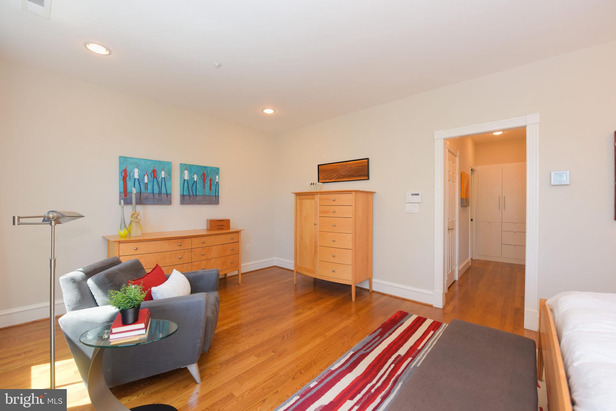 QUEENS ROW - Residential