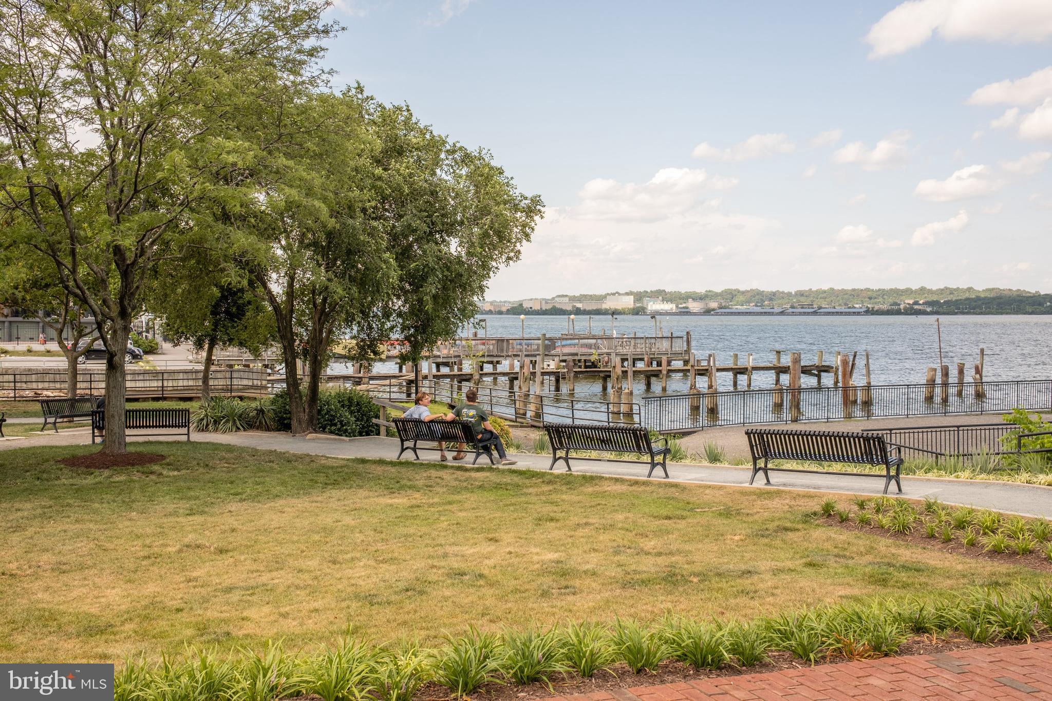 QUEENS ROW - Residential