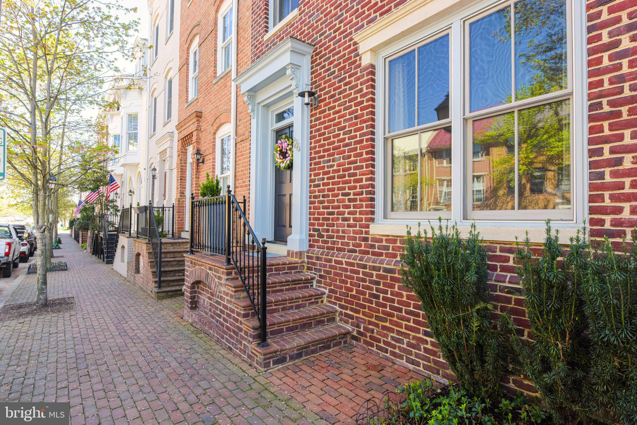 QUEENS ROW - Residential