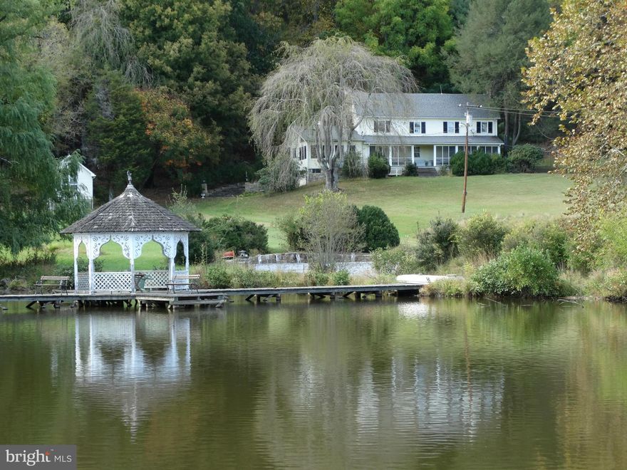 PERFECT COUNTRY RETREAT Pre-Rev war  home, renov, 102 acres,1/4 mi' frontage on Cacapon River,  HUGE 4.5 ACRE LAKE, 2 ponds; gazebo, dock.Guest House. Bank barn. Spring. Fencing. Orchard, 32 tillable ac.,pasture, woods. Fronts state road. Near Capon Springs resort. Ez commute to Northern Va/ DC. Swim, kayak, fish, hike, hunt on your own private magical preserve. 30 mins from Winchester VA.
