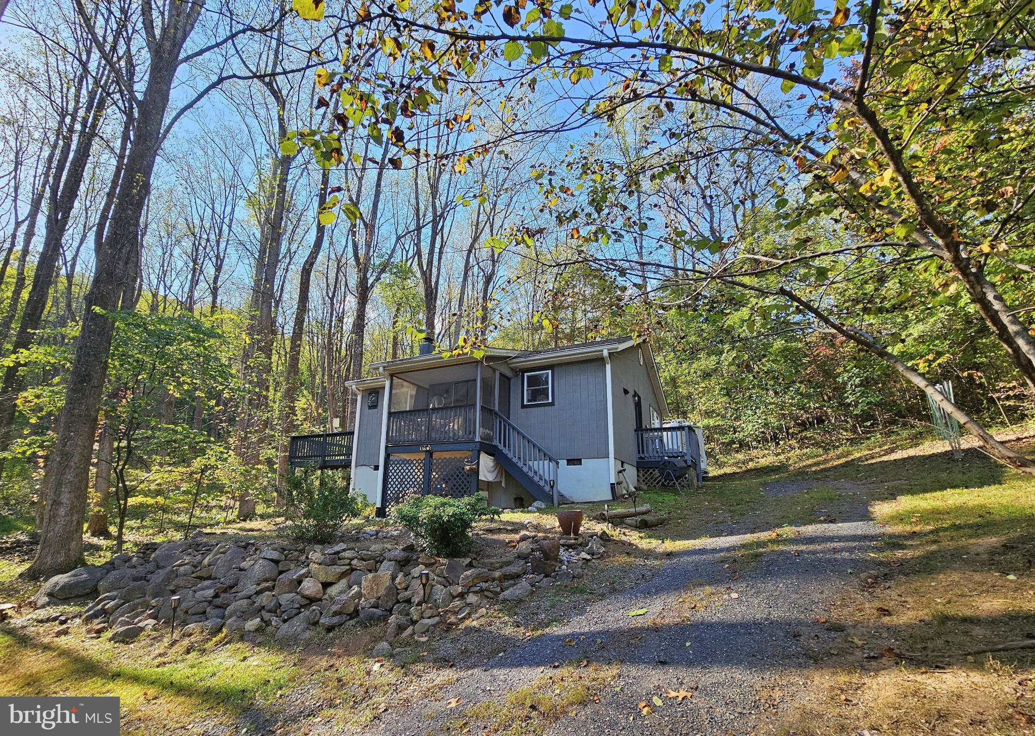1043 RIDER HOLLOW LANE