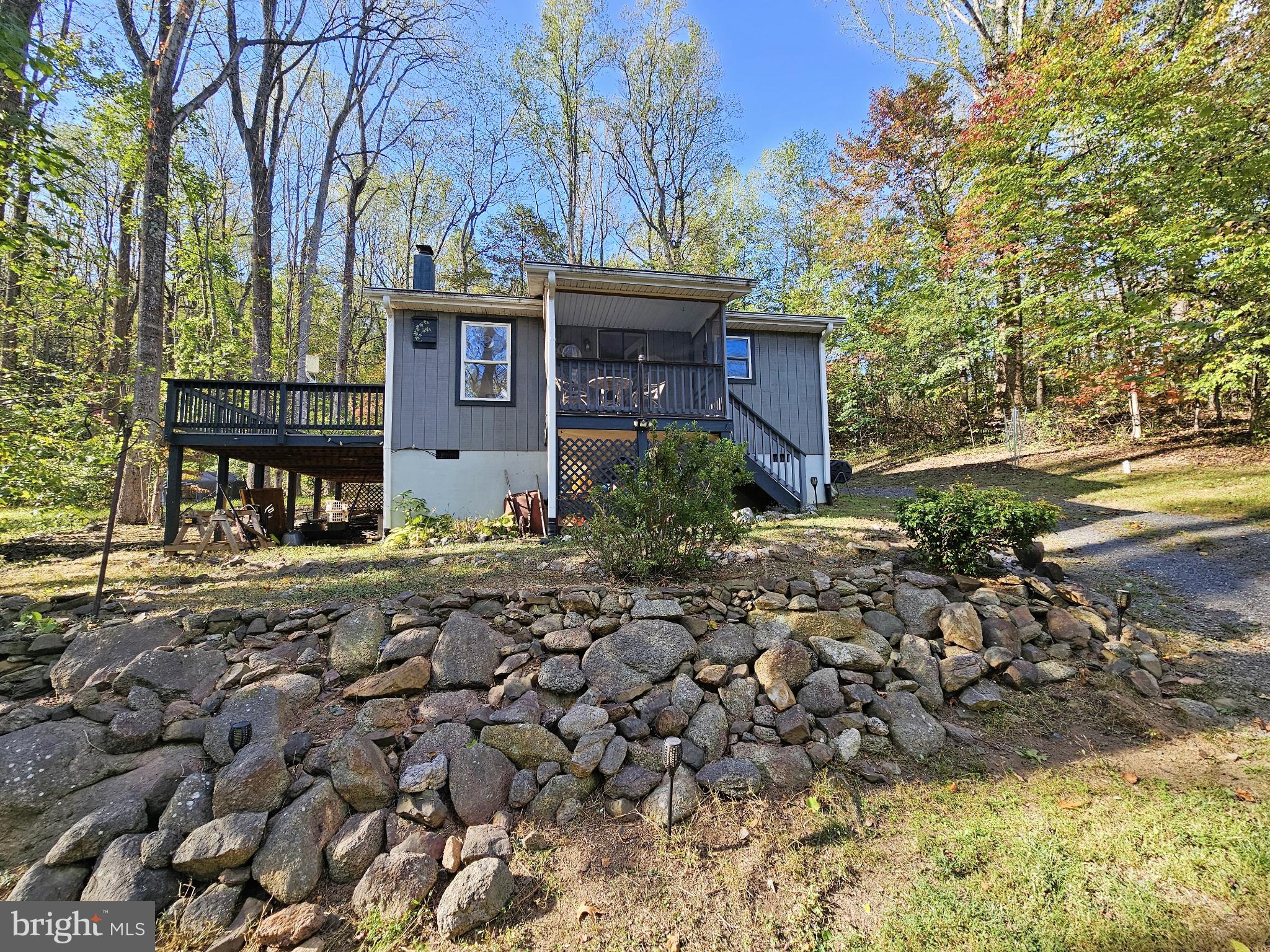 1043 RIDER HOLLOW LANE