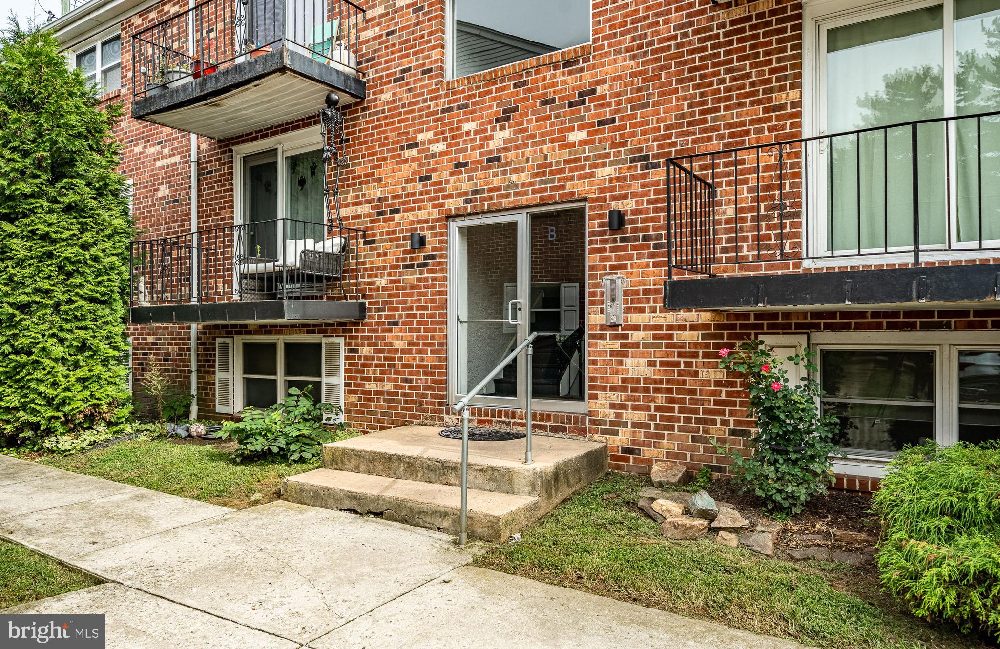 CROFTON COURT COND - Residential