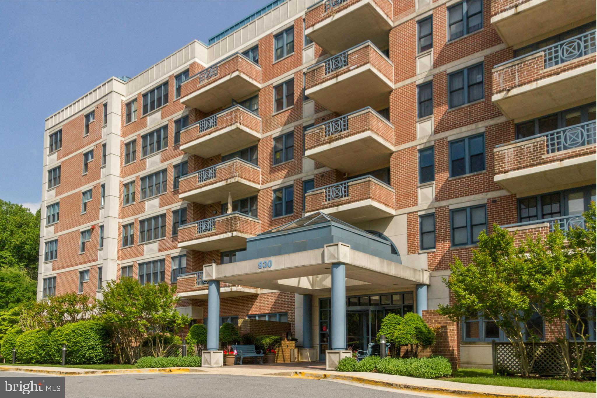 UPSCALE CONDO LIVING! BEAUTIFUL 1 BEDROOM, 1.5 BATH CONDO W/MARBLE FOYER, OPEN FLOOR PLAN, LARGE KITCHEN W/CERAMIC TILE, FRESHLY PAINTED & NEW CARPET. GREAT BALCONY OFF LARGE LIVING ROOM. LARGE MASTER SUITE WITH SEPERATE SHOWER, OVERSIZED TUB AND TWO VANITIES & MARBLE FLOORS. SECURE BUILDING WITH INDOOR & OUTDOOR POOLS, EXER ROOM, REC ROOM W/FULL KITCHEN 55+ $2,000 ONE TIME FEE PAID BY BUYER