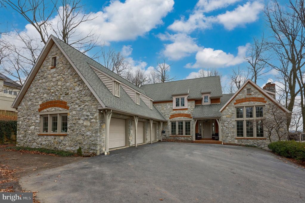 Photo of 333 E Woods Drive, Lititz, PA 17543 (MLS # PALA2046622)