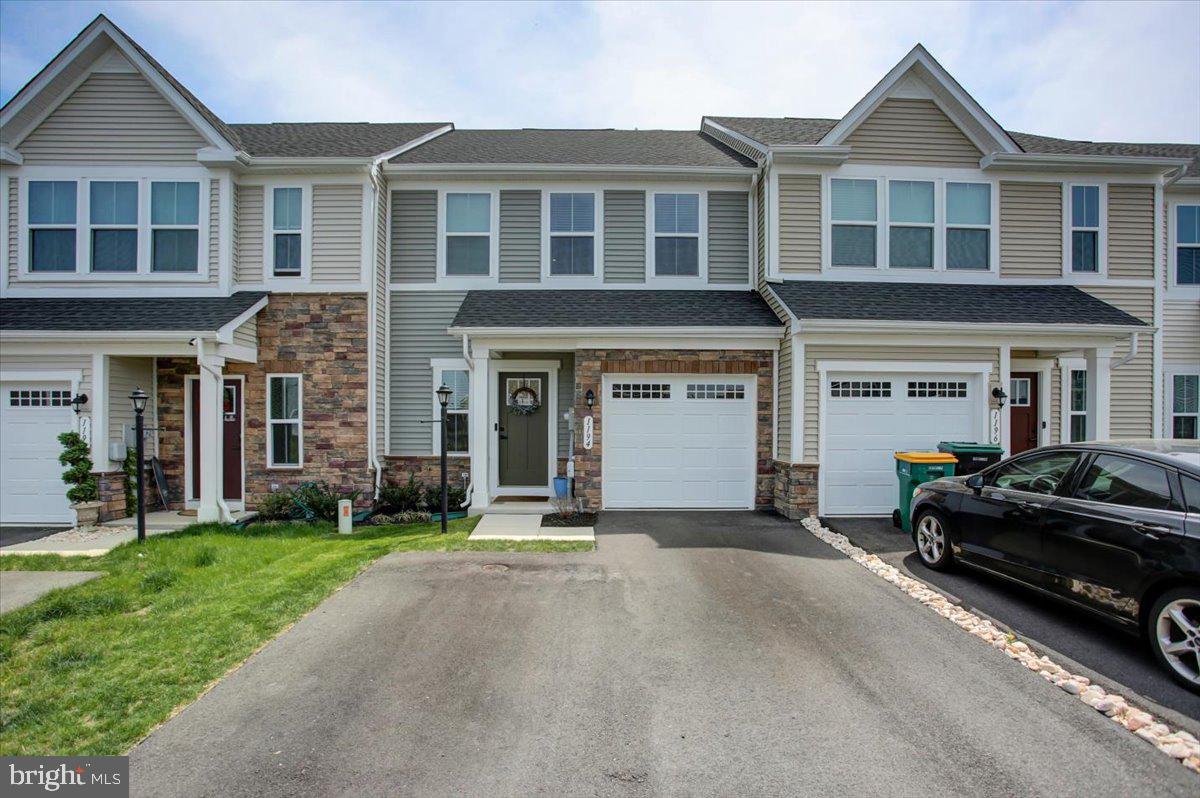 1194 EMILYS COURT