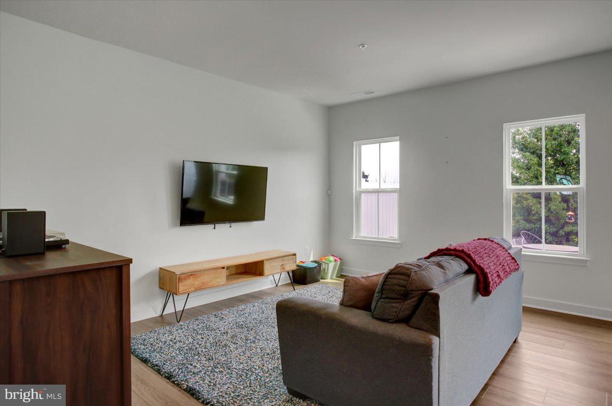 1194 EMILYS COURT