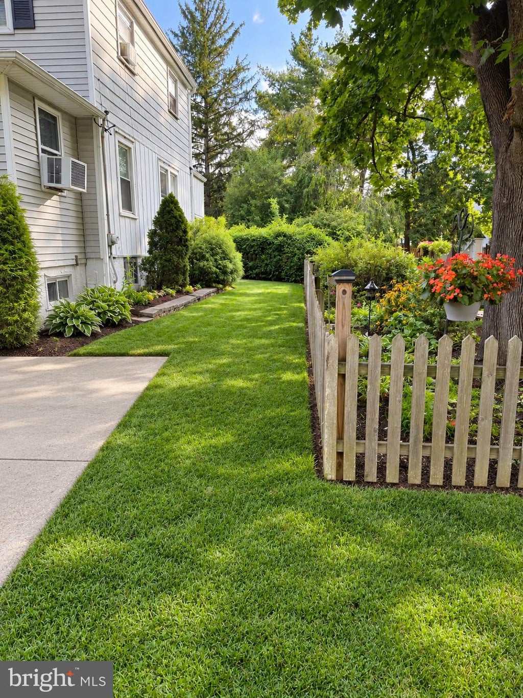 Photo of 17 Old New Road, MONMOUTH JUNCTION, NJ 08852 (MLS # NJMX2013246)