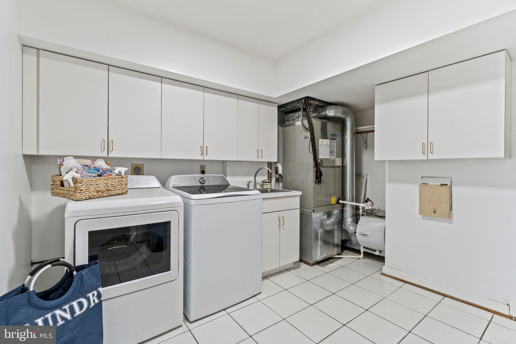 STONEYBROOKE - Residential Lease