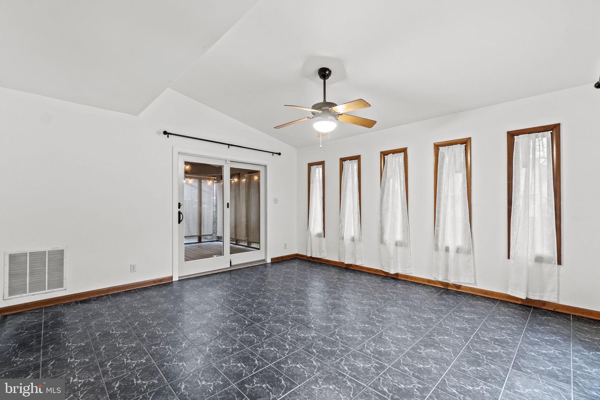 STONEYBROOKE - Residential Lease