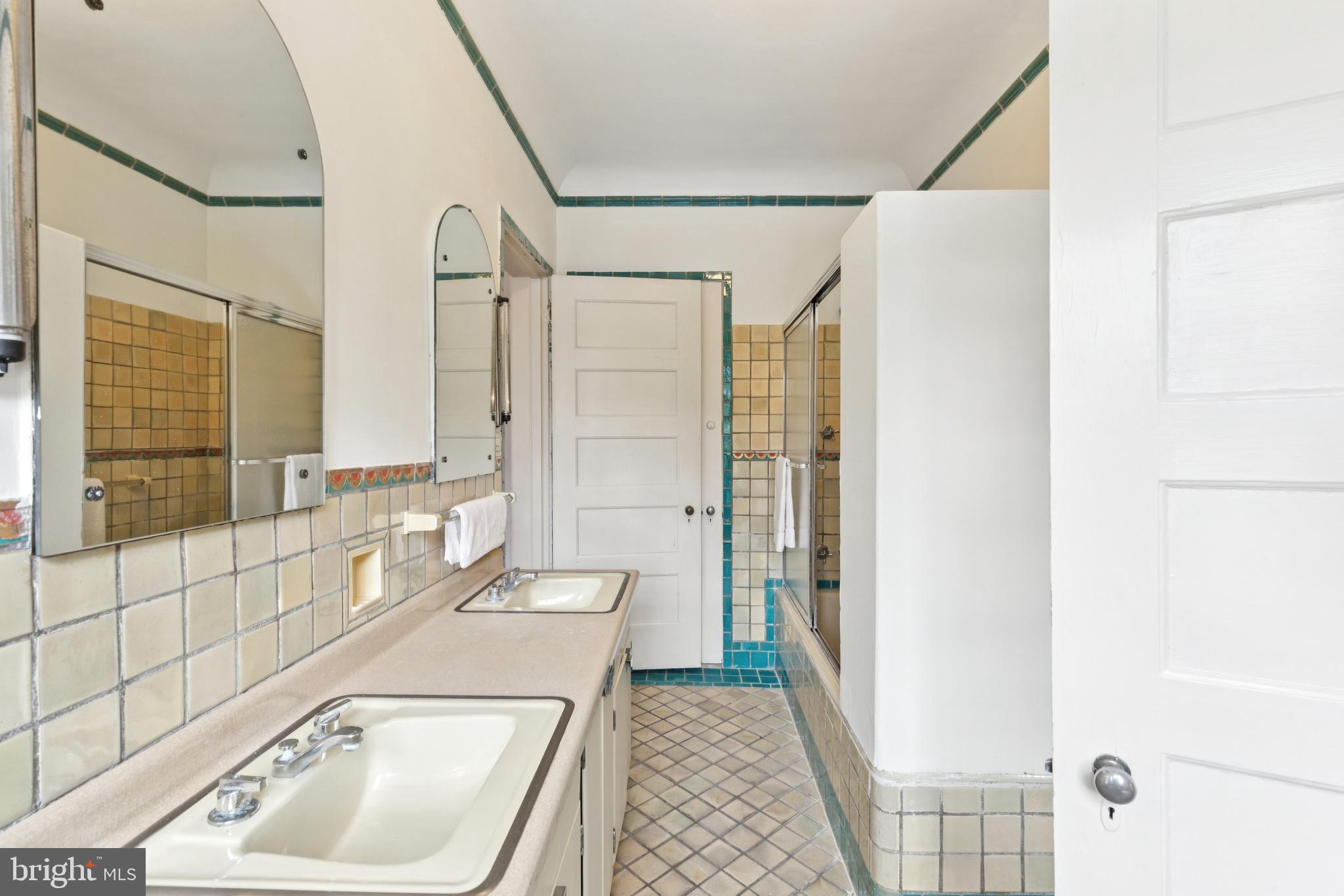 CHESTNUT HILL - Residential