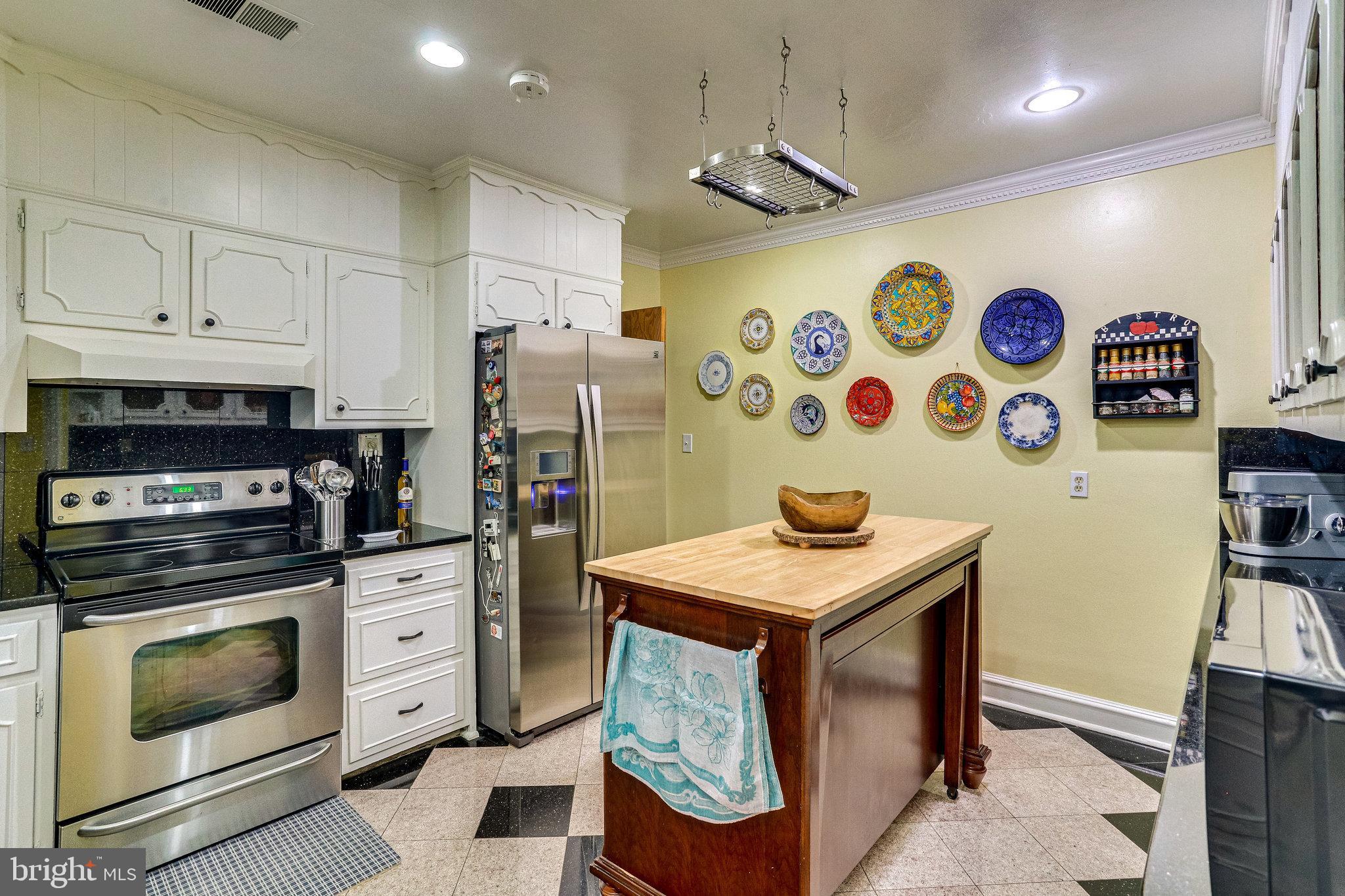 GREENWICH FOREST - Residential Lease