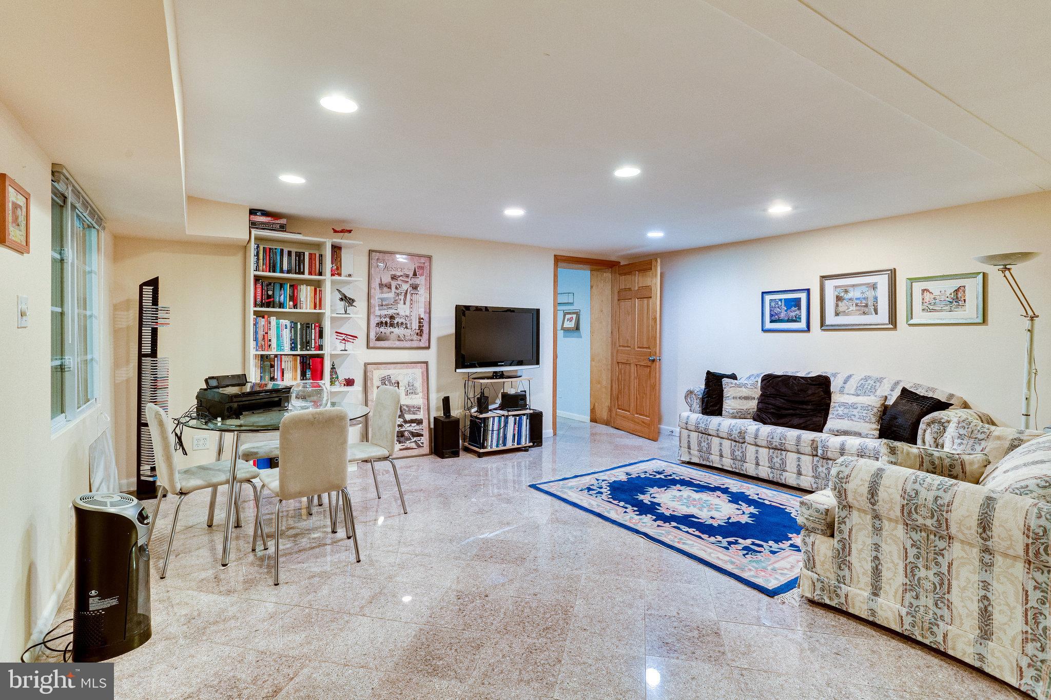 GREENWICH FOREST - Residential Lease