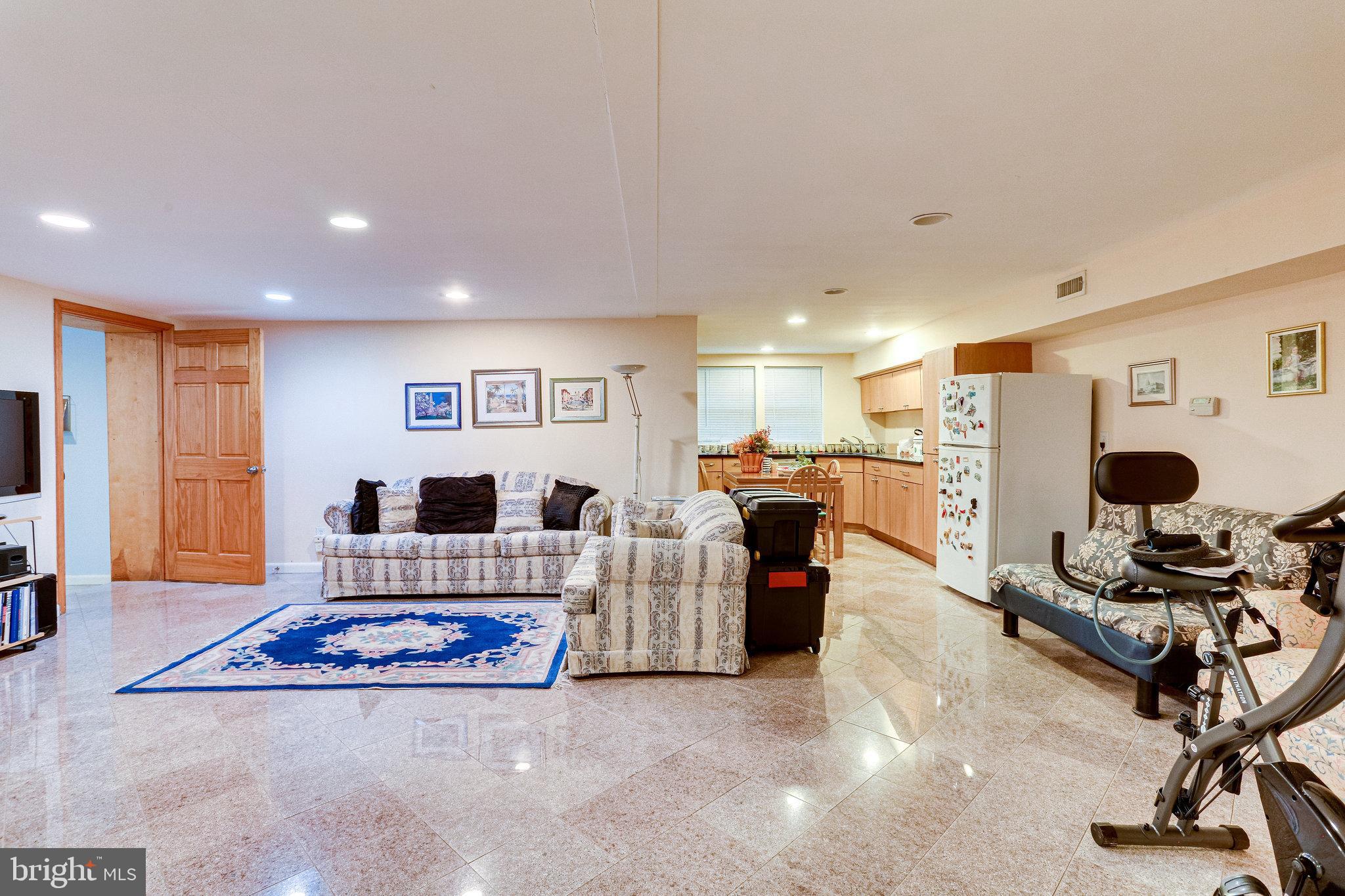 GREENWICH FOREST - Residential Lease