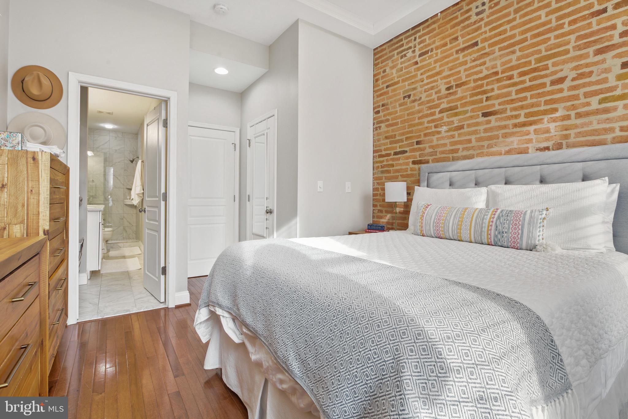 LOCUST POINT - Residential