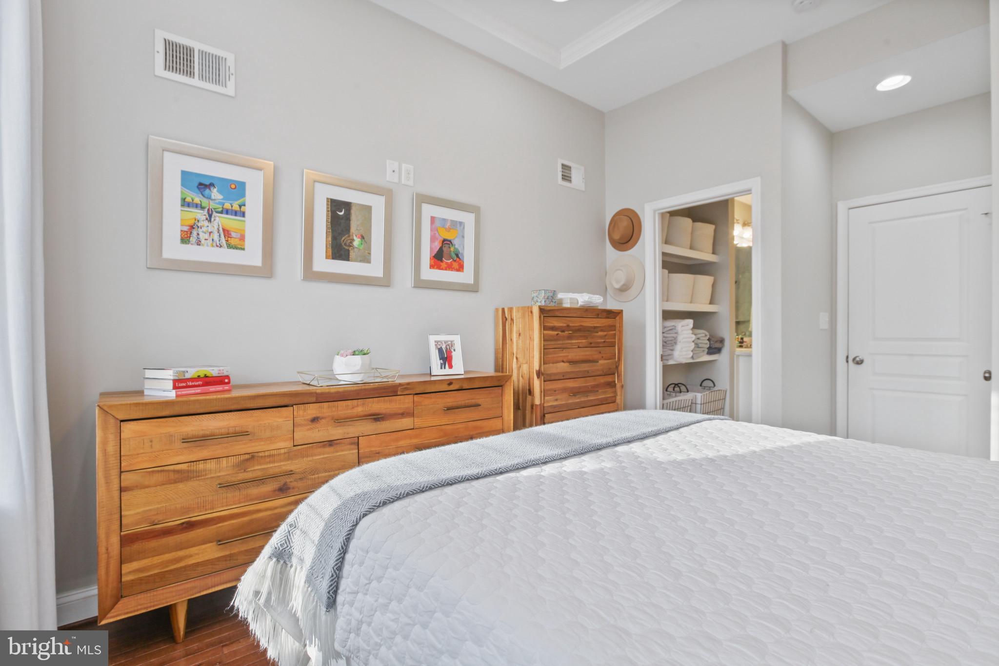 LOCUST POINT - Residential