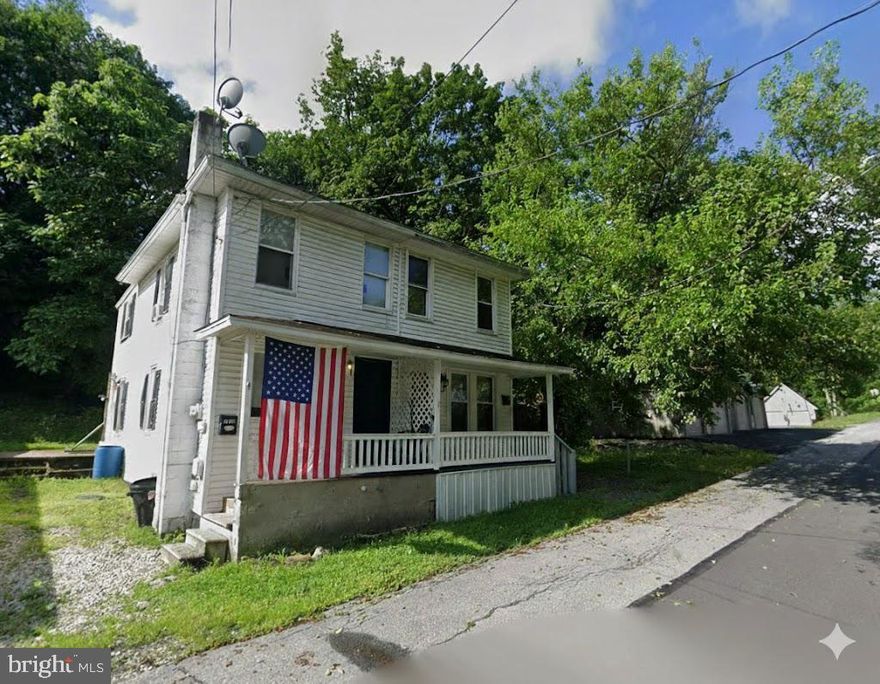 Beautiful, fresh and fully remodeled 2 bed 1 bath apartment with all appliances included! Pets ok with deposit. Off street parking. $49,99 Rentspree application required. Show anytime.