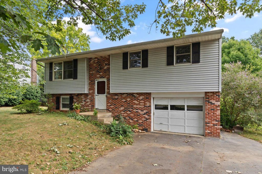 Photo of 825 LAKEVIEW DR, LANCASTER, PA 17601 (MLS # PALA2039818)