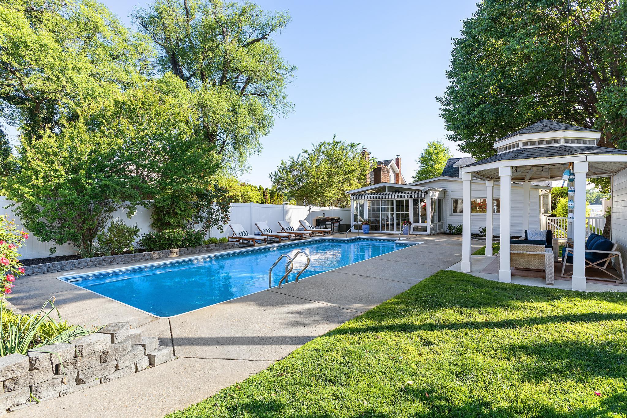 EDGEWATER BEACH - Residential