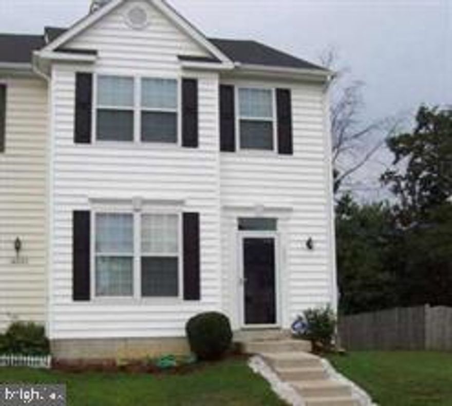 Gorgeous end-unit townhouse in the Southwinds area of Charles County.  SS appliances, Beautiful deck,  2 fireplaces, back to children's playground.  Very comfortable and spacious.