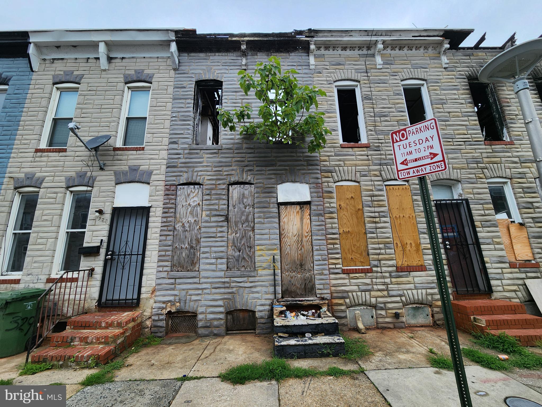 ONLINE AUCTION: Bidding begins 7/9/2025 @ 10:00 AM. Bidding ends 7/11/2025 @ 11:20 AM. List Price is Suggested Opening Bid. Deposit: $5,000.
This 2-story townhouse is located in the Carrollton Ridge neighborhood of Baltimore. It provides easy access to Westside Shopping Center and Grace Medical Center. Nearby are Carroll Park and Carroll Park Golf Course, as well as Mount Clare Junction Shopping Center. The property is close to Wilkens Ave, a major traffic artery.
