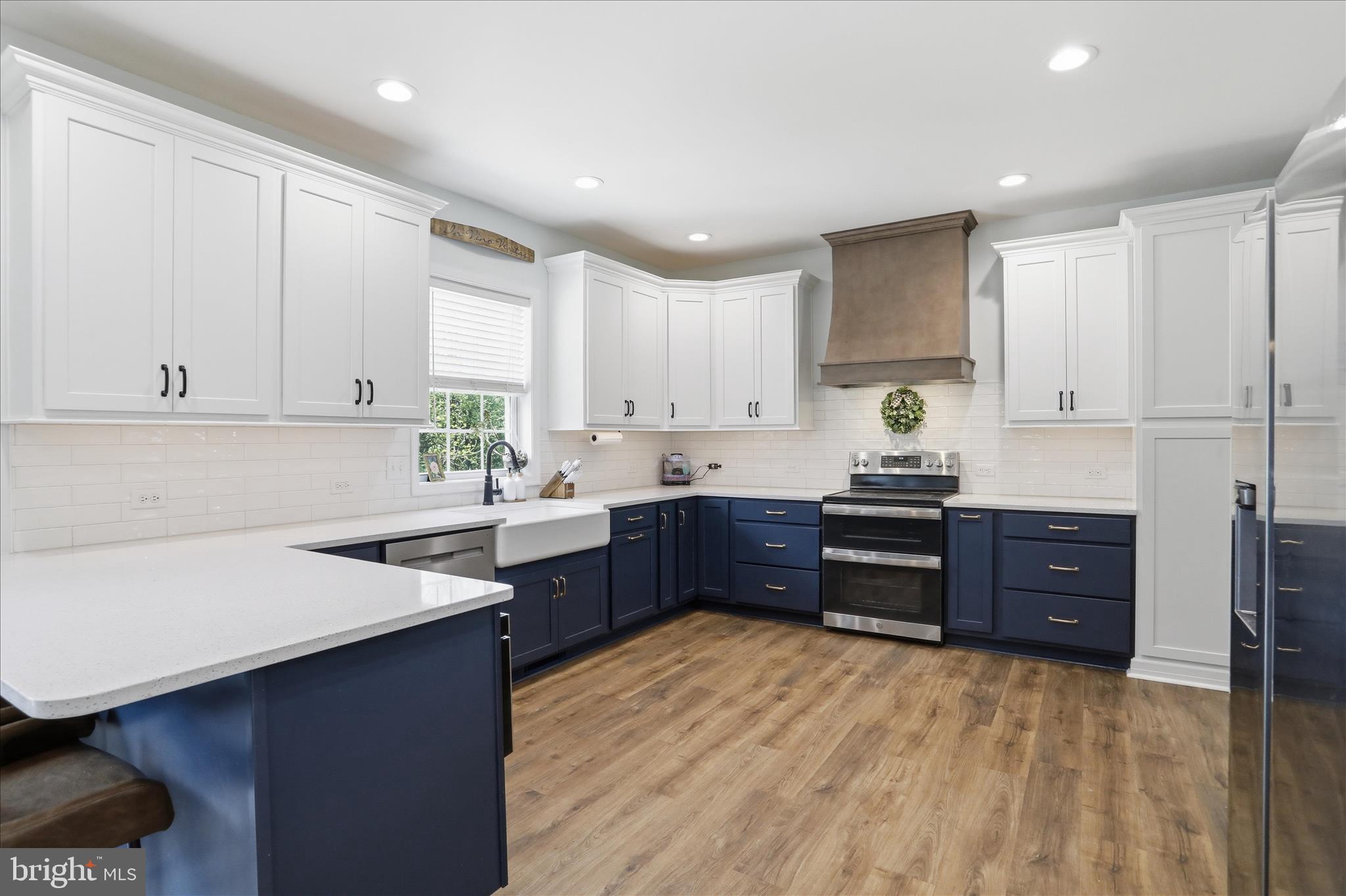 ROLLING HILLS - Residential