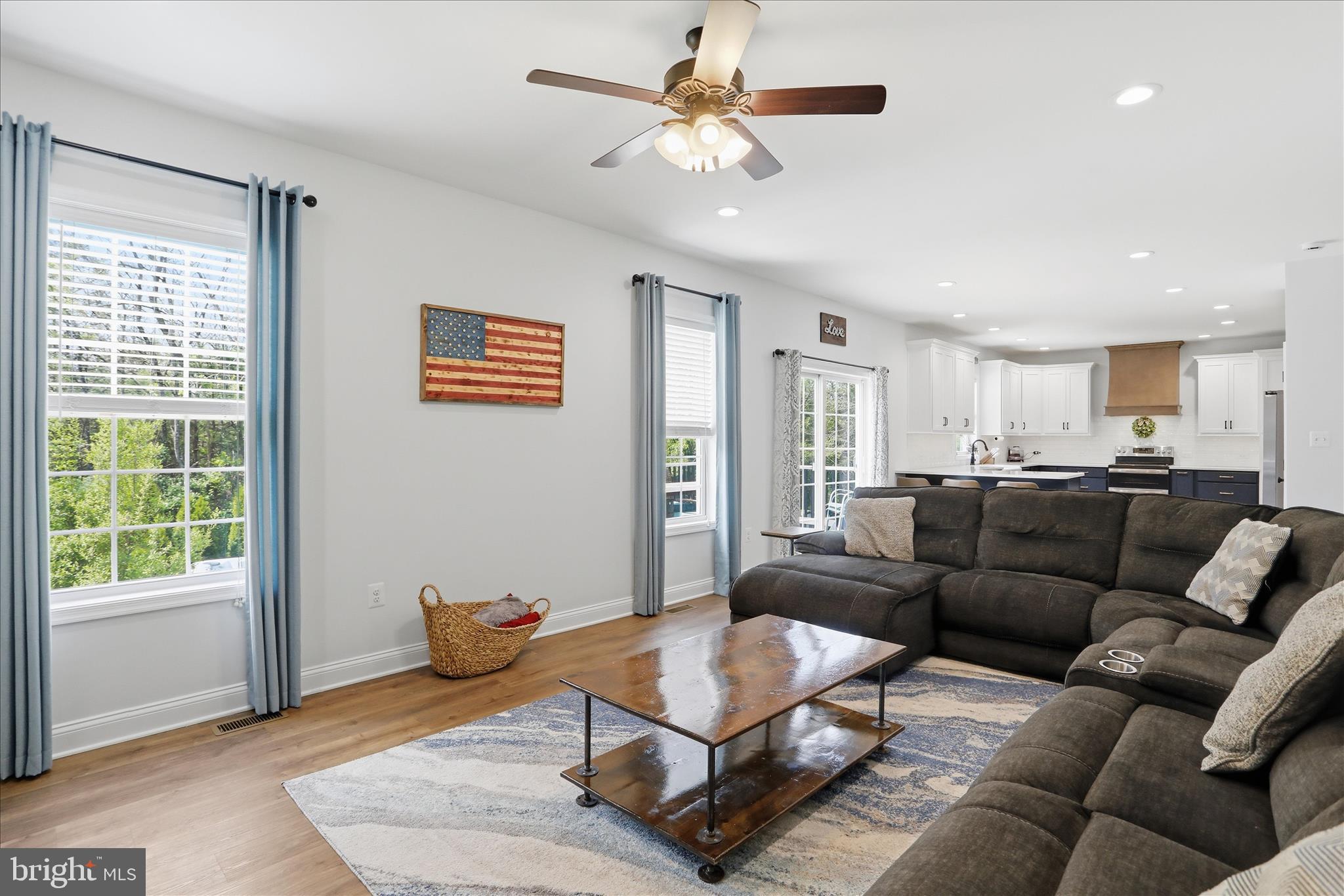 ROLLING HILLS - Residential