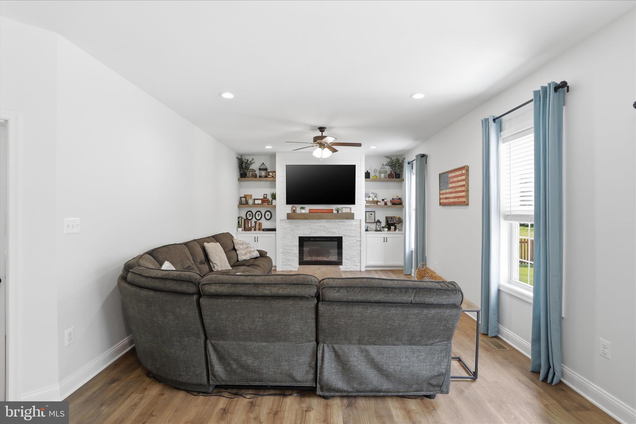 ROLLING HILLS - Residential