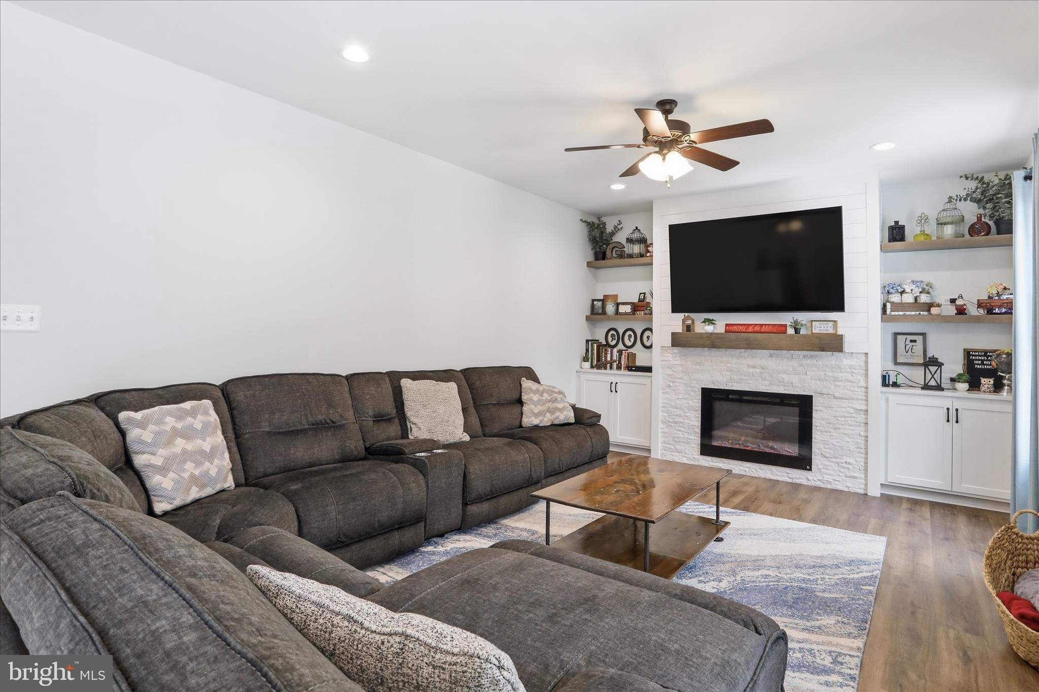 ROLLING HILLS - Residential