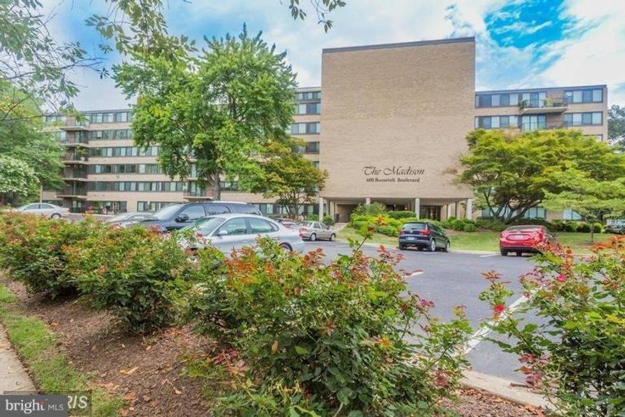 Bright and sunny 2 bedroom, 1 bath apartment in Falls Church. Renovated bath and kitchen, fresh paint throughout, 1/2 mile to East Falls Church Metro and Eden Center. Original parquet wood flooring, lots of storage in unit, large bedrooms, laundry on every floor. Front entry has a large closet as well. Pets on case by case basis with deposit.
