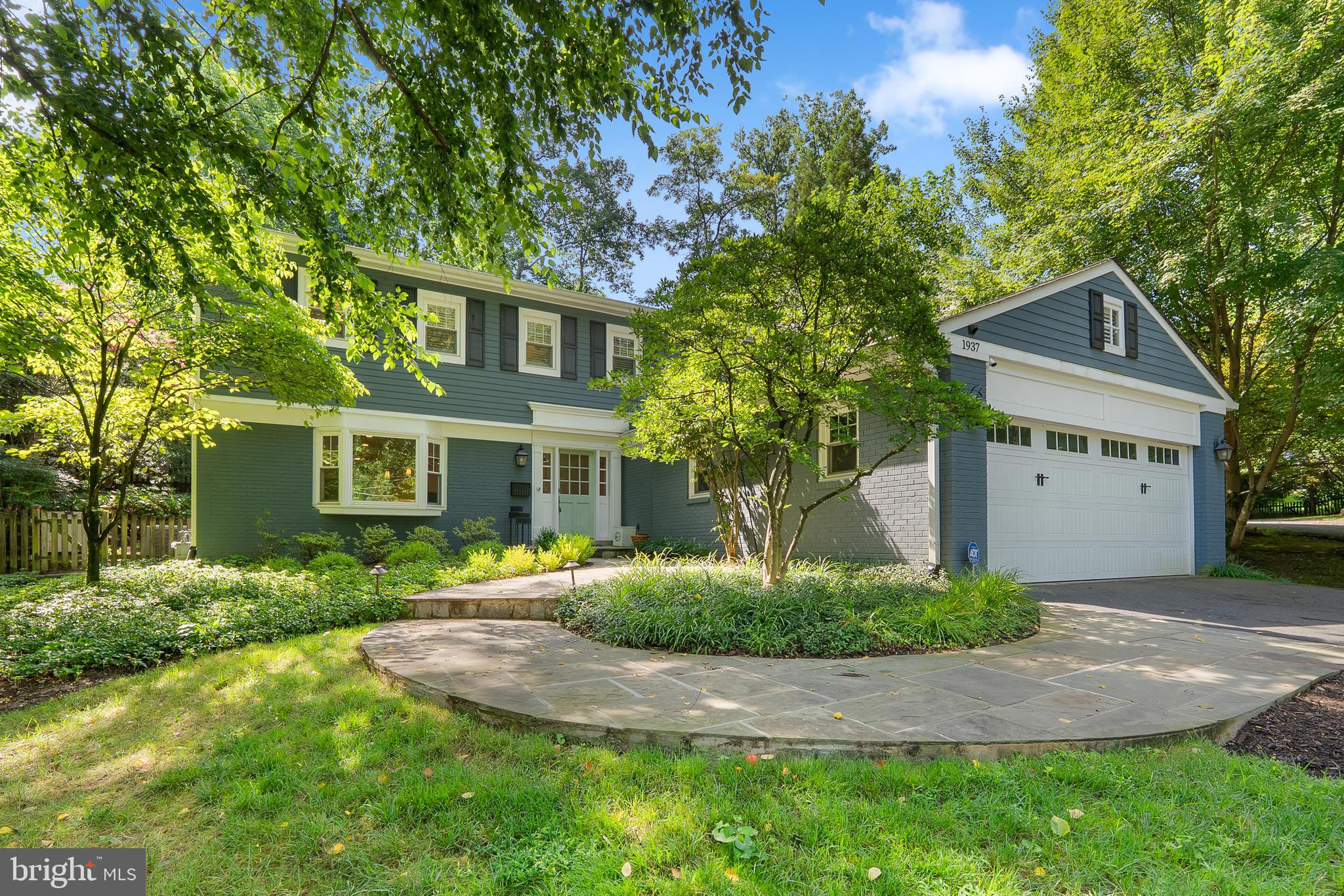 In heart of desirable FRANKLIN PARK neighborhood situated on a beautifully landscaped 1/3 acre lot*Completely Renovated 5BR, 4.5BA home with the feel of a luxury modern farmhouse*Open floor plan featuring crown molding, recess lighting, hardwood floors, neutral paint tones & ample sunlight throughout main level*Family room with bay window bumpout off foyer flows into kitchen eatery with sliding glass doors to outside*Kitchen featuring white cabinetry with designer gold hardware, quartz counters with complimentary backsplash, stainless steel appliances & designer lighting fixtures over island*Formal dining area leads to living room with French doors & decorative fireplace & 2nd set of sliding glass doors*Mudroom off garage with cabinetry for laundry & storage + powder room with wainscotting*Upper level features 4 nicely sized bedrooms with hardwood floors throughout & three updated full bathrooms*Primary bedroom featuring crown molding, recess lighting, marble surround fireplace mantle with decorative fireplace & sitting area*Gorgeous barndoor leads to spa-like Primary Suite bathroom features marble-look tiled flooring, quartz dual sink vanity, oversized glass frameless shower, soaking tub with waterfall feature, designer lighting*Bathroom leads to dressing room/walk-in closet with custom shelving & quartz countered vanities for all your organizing! Lower level features rec room with custom built-ins & recess lighting + Au pair/inlaws suite with a separate entrance & full bath*Two sets of sliding glass doors one each side of the home bring you to private slated patio with beautiful hardscape & fenced backyard*Highly Sought-after McLean High School Pyramid*Steps away from Chesterbrook Elementary School*Professionally landscaped*Lawncare included in rent*Wonderful curb appeal with home set back from road & surrounded by trees*Welcome Home!
*AVAILABLE FOR LEASE 9.15.25*