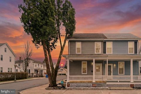 Townhouse For Sale - 301 W 2nd Street<br/> HUMMELSTOWN, PA 17036