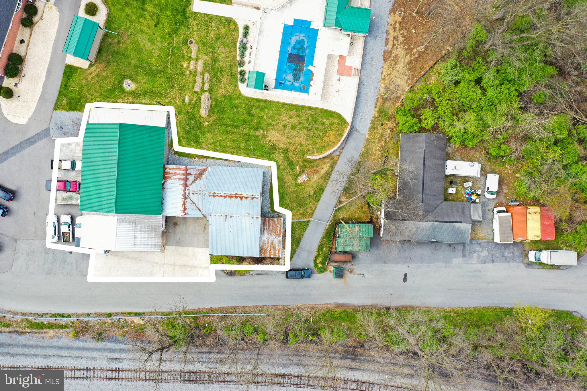 Main image without alt text