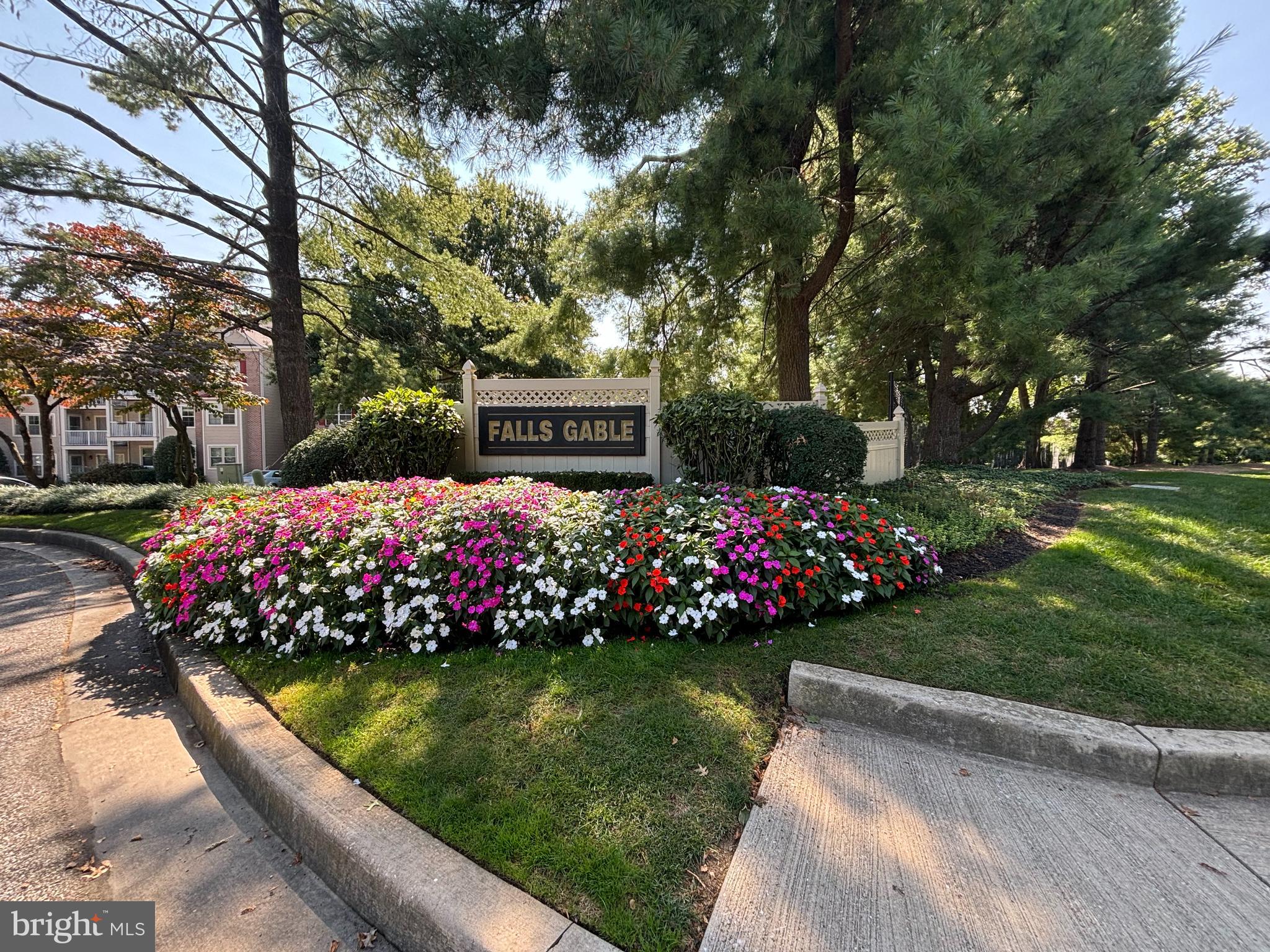FALLS GABLE - Residential