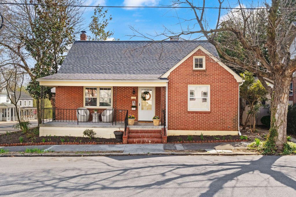 Photo of 31 E Germain Street, WINCHESTER, VA 22601 (MLS # VAWI2010272)