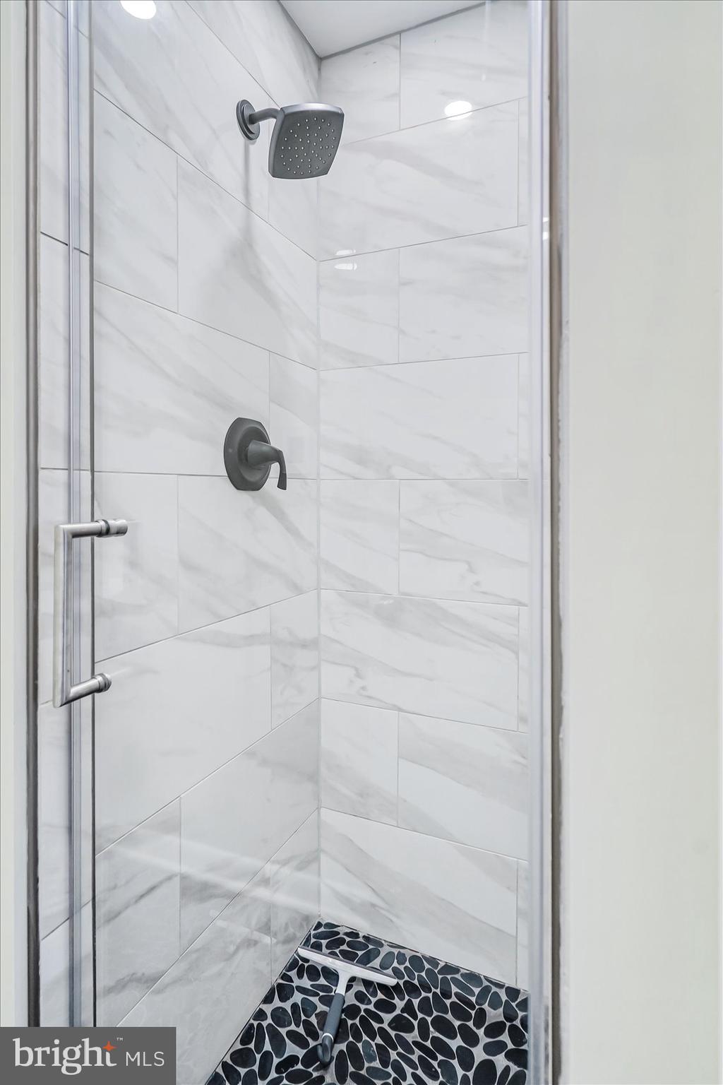 WARREN LODGE - Residential Lease