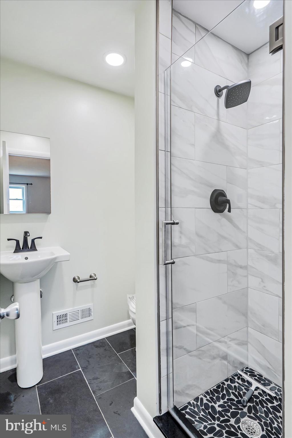 WARREN LODGE - Residential Lease