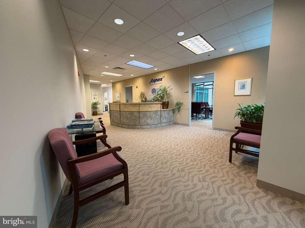 1984 ISAAC NEWTON SQUARE W 205