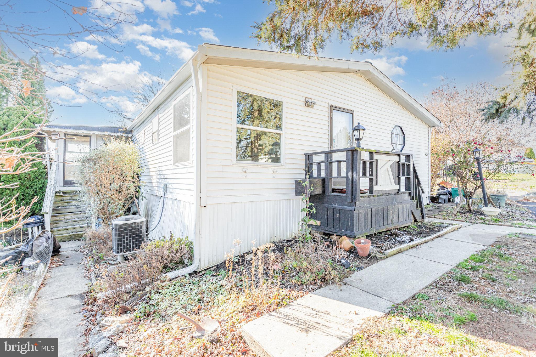 203 OAKFIELD COURT W