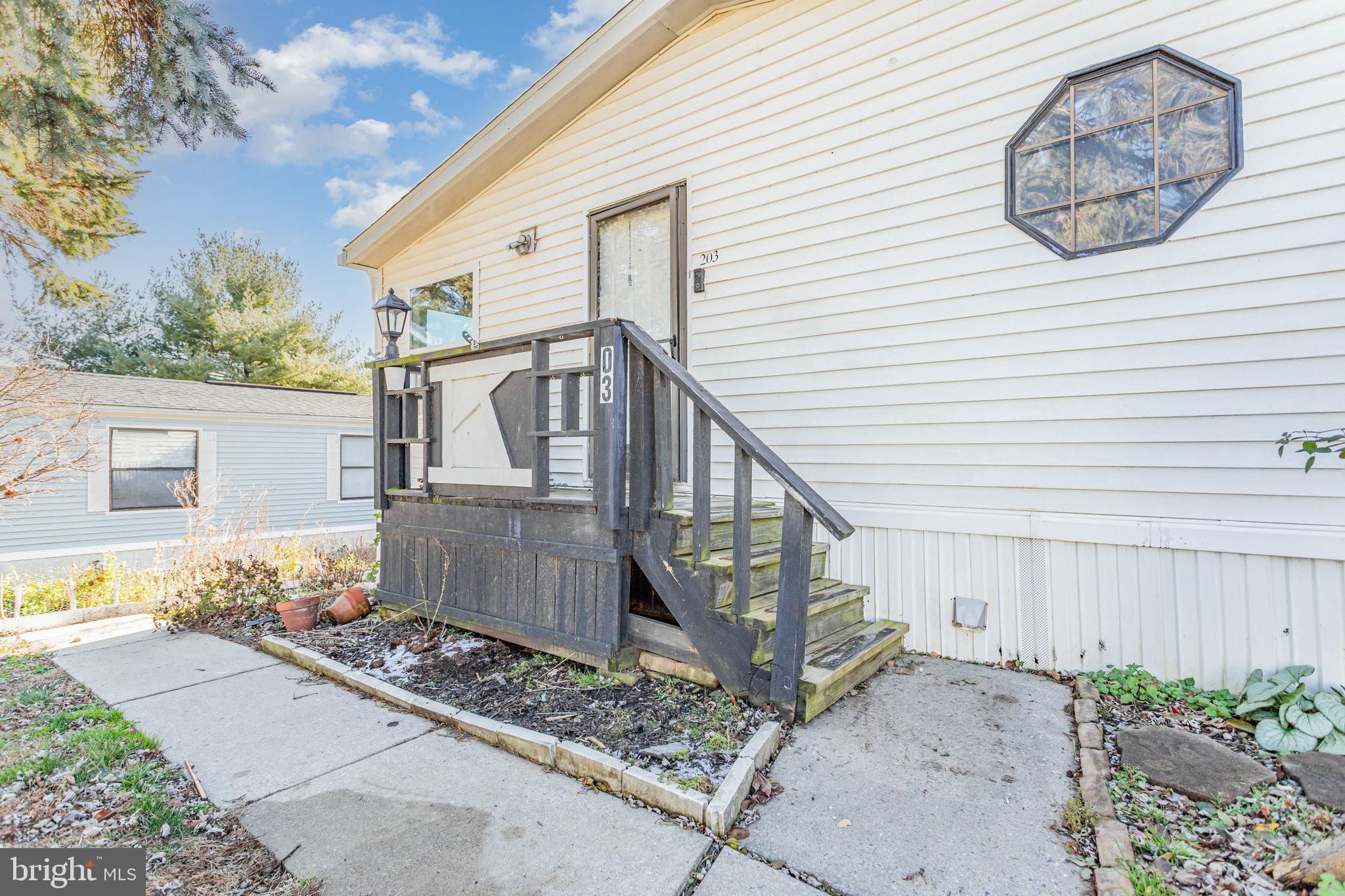 203 OAKFIELD COURT W