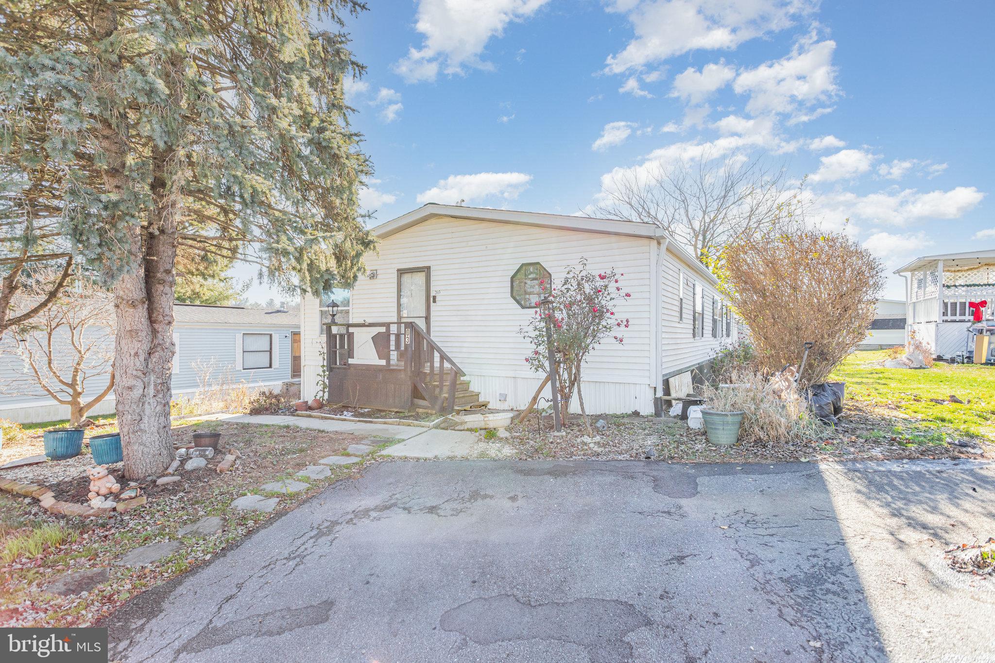 203 OAKFIELD COURT W