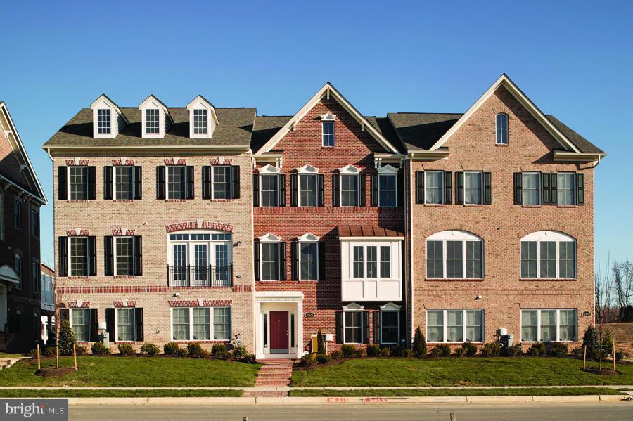 New Haverford Homes TH for IMMEDIATE DELIVERY!, 24' END Home w/3BR, 2.5BA, SS appliances, Partial Brick front, Granite countertop in Kitchen, upg wood style ceramic in kitchen and baths, 22x10, Deck, 21x14 Owners Suite w 6-ft Soaking Tub w/JETS & Seated Shower, 9' Main 9' Bedrm Ceilings, FP in owners ste and family rm. Incredible Lake View adjacent to pool and community ctr.