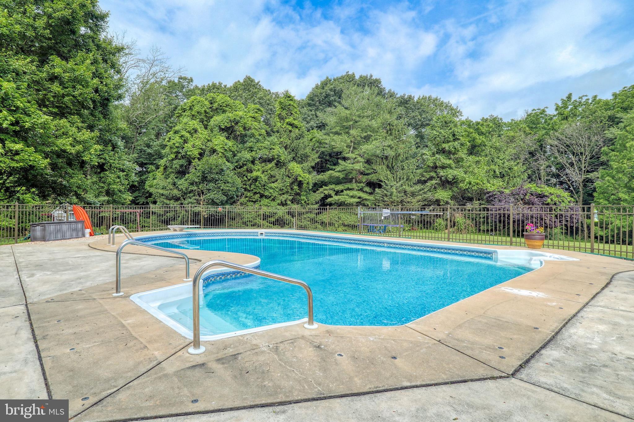 LAUREL ESTATES - Residential