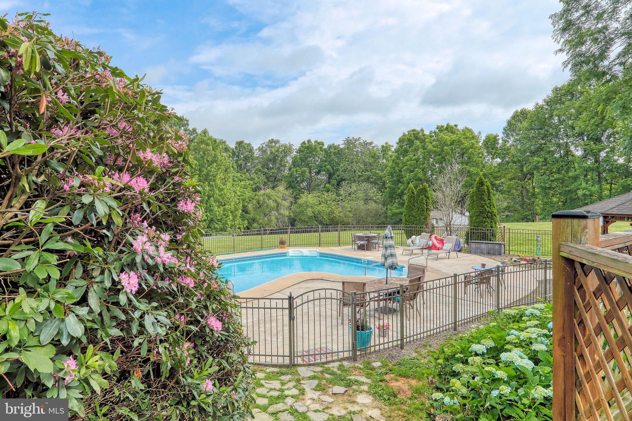 LAUREL ESTATES - Residential