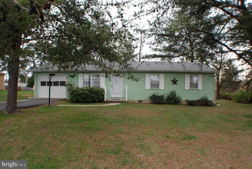 Well kept Rancher on level lot ,New Roof ,3 bedrooms and 1.5 Baths with a paved drive leading to a 1 car garage. In a quiet commuter friendly neighborhood close to shopping,Rt 51,Rt 11 and I 81.1 Yr.Home Warranty Available with acceptable offer.