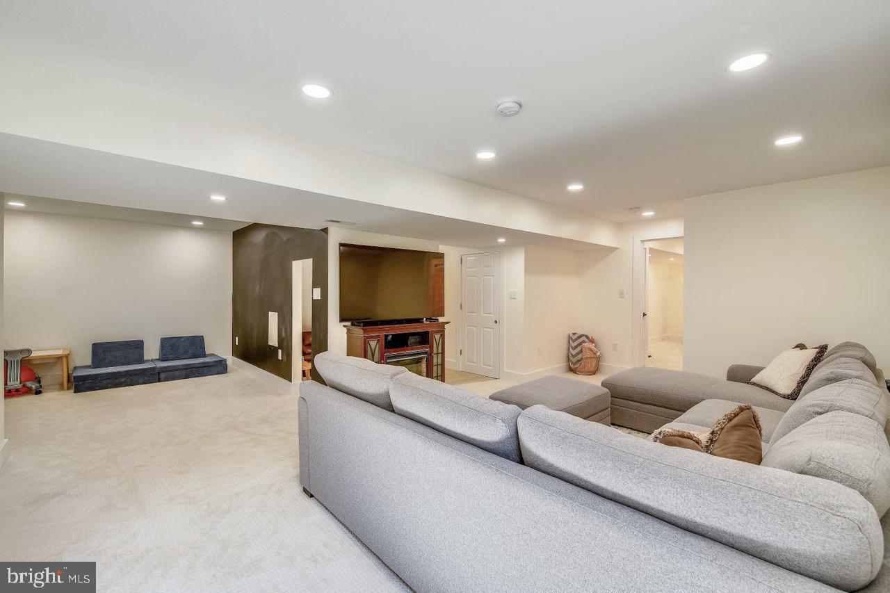 HARBOR POINTE - Residential