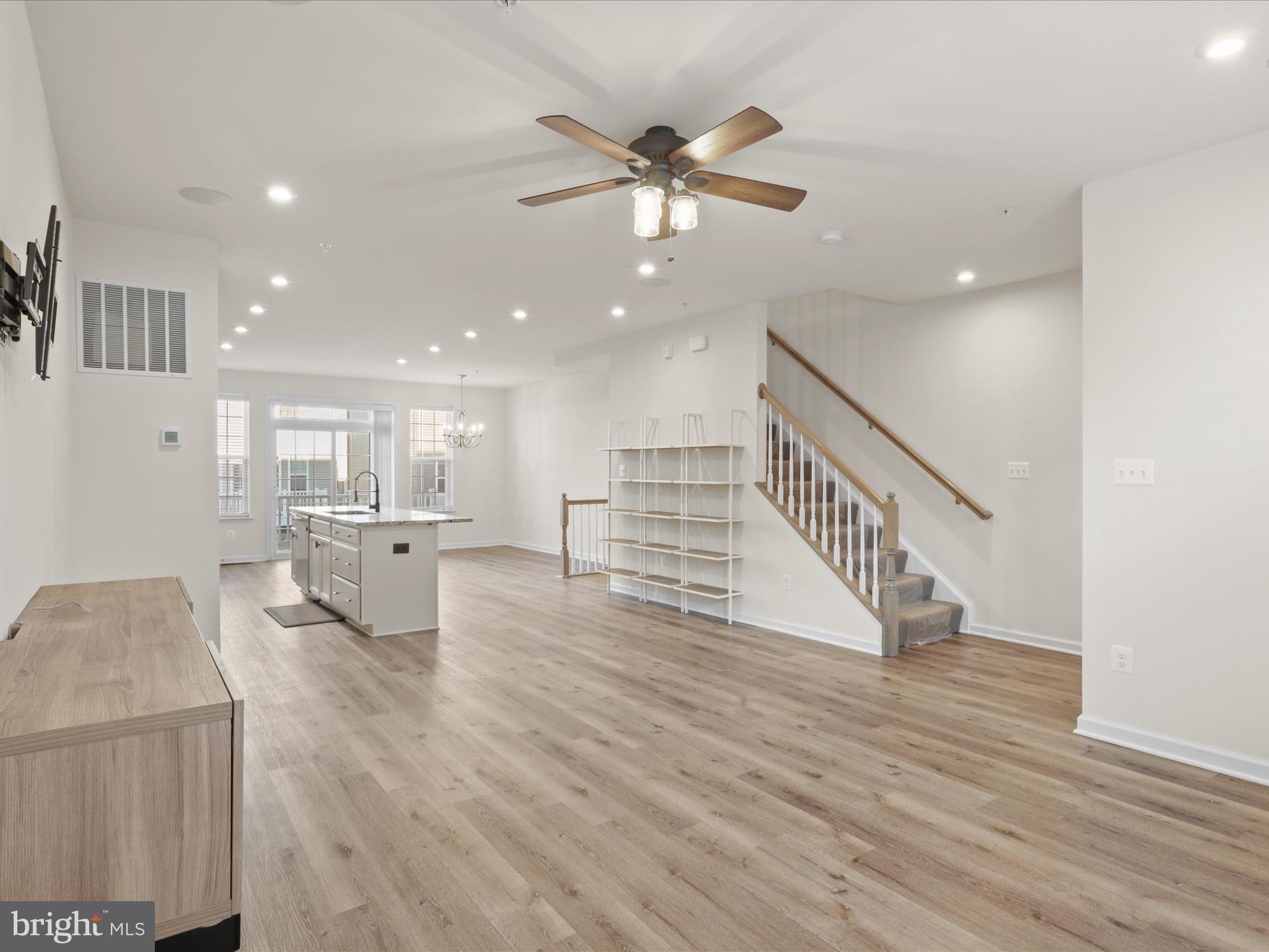 METRO POINTE - Residential